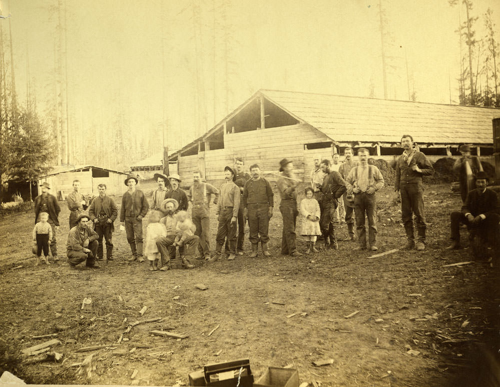 F.A. Glidden Family and crew, Olympia, 1883
