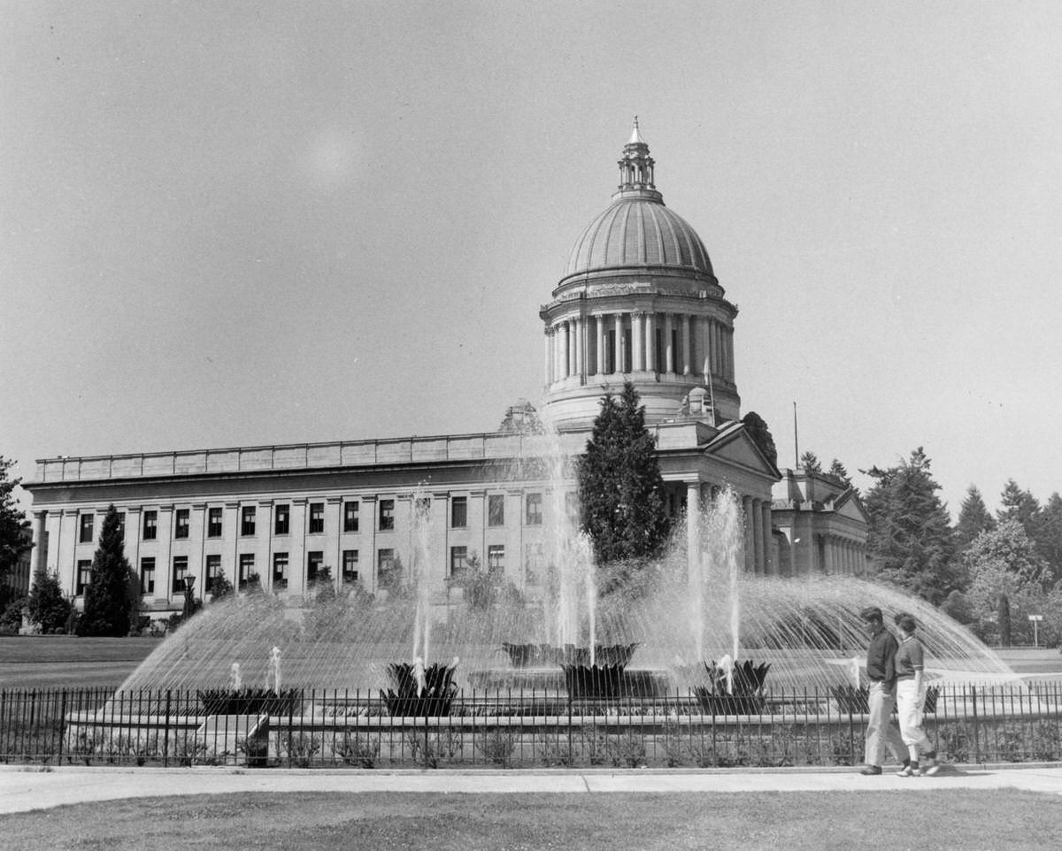 Tivoli Fountain and Legislative Building, 1954