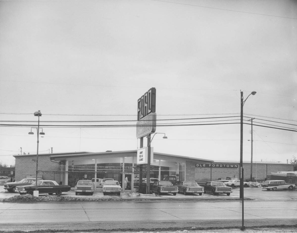 Wendle Fordtown at Division and Wellesley, Spokane, 1960s