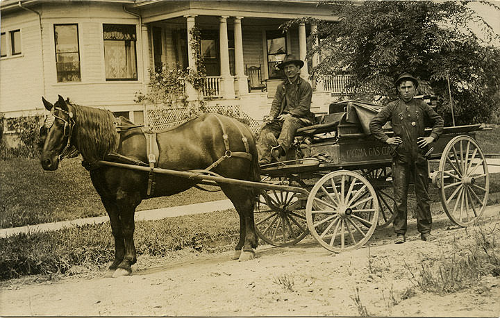 Tacoma Gas Company Employees and Wagon, 1908