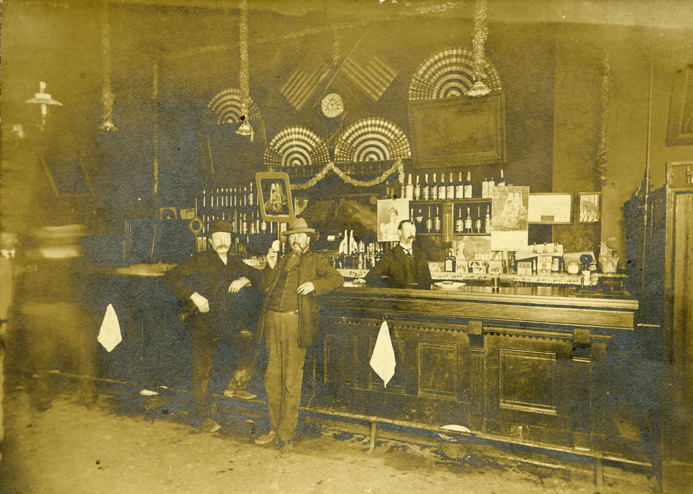 Interior view of Tacoma saloon, 1910