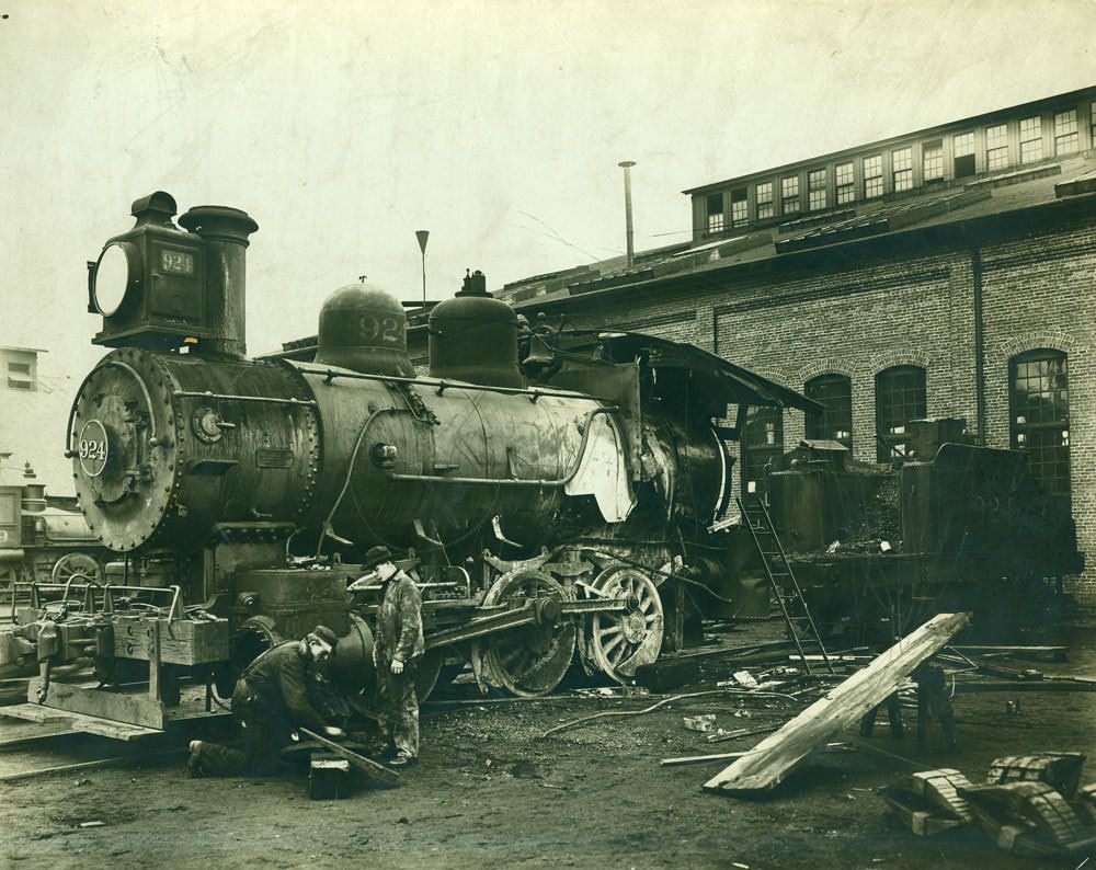 Locomotive #924 at N.P. shop in Tacoma, 1909