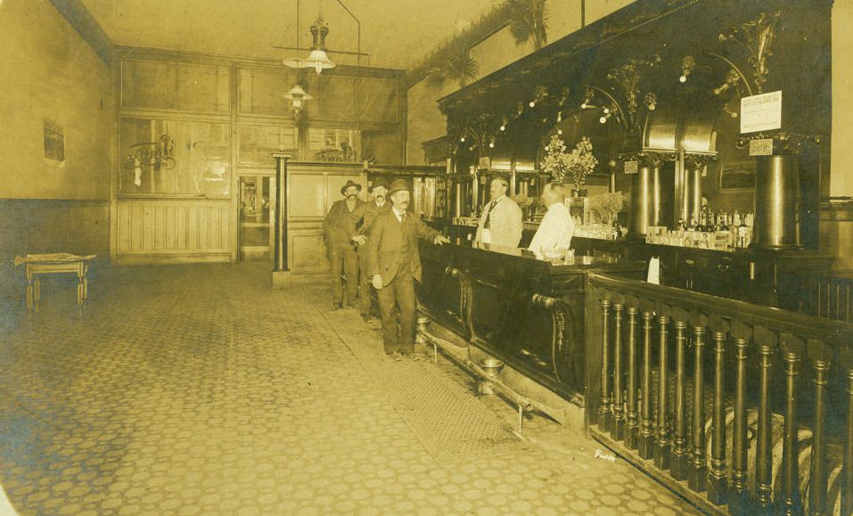 St. Louis Saloon, Tacoma, 1910