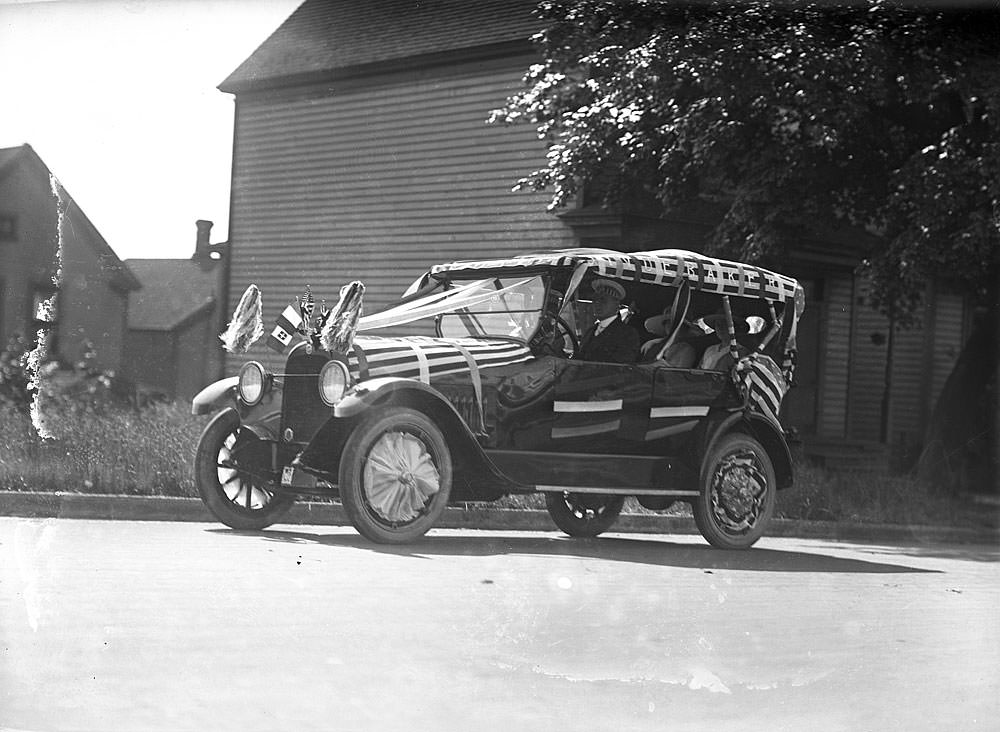 Studebaker automobile parade float, Tacoma, 1918
