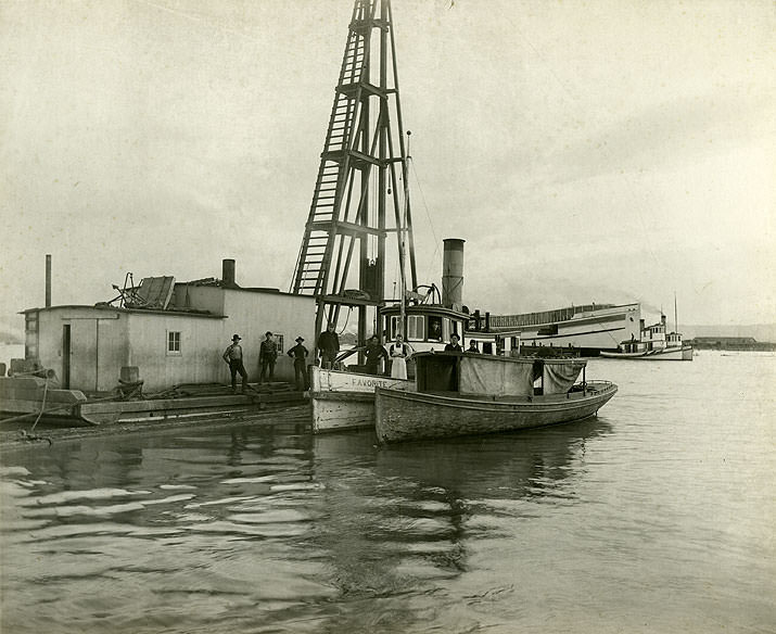 Pile driver and tug, Tacoma, 1906