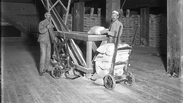 Workers at Pyramid Flour Mill, Tacoma, 1914