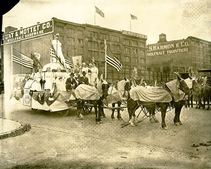 Ladies of the G.A.R. Logan Circle Parade Float, Tacoma, 1913