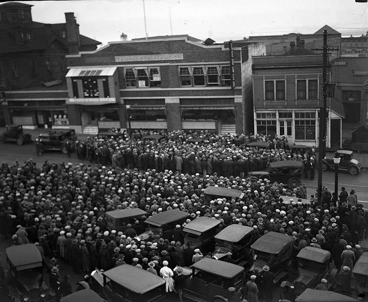 Crowds at Ledger Square to Hear Dempsey-Tunney Announcement, Tacoma, 1926