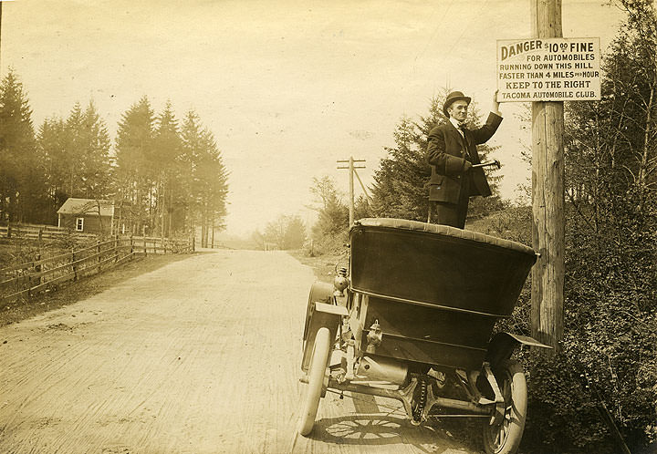 Posting an automobile speed ordinance, 1902