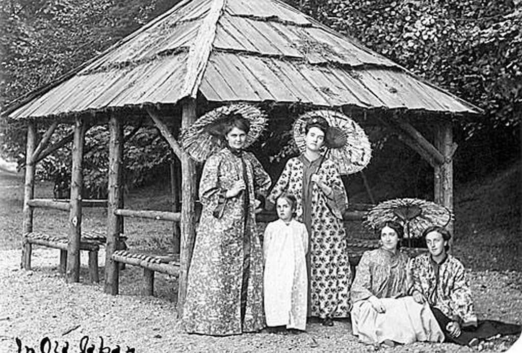 Women in Japanese costume in Point Defiance Park, Tacoma, 1905