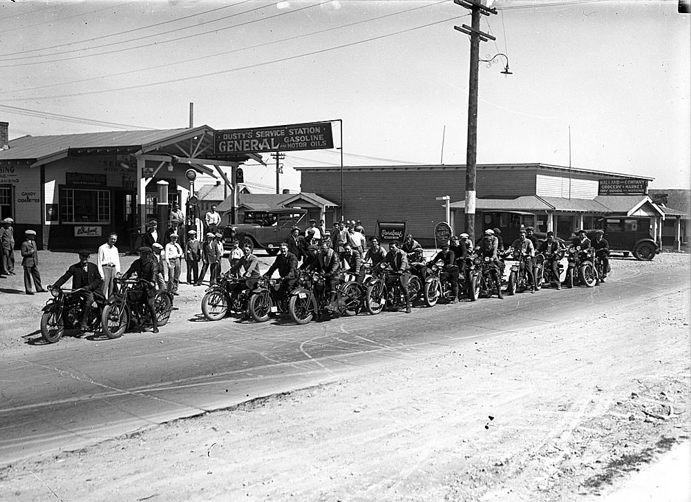 Indian Motorcycle Co. Hare and Hounds chase, 1927