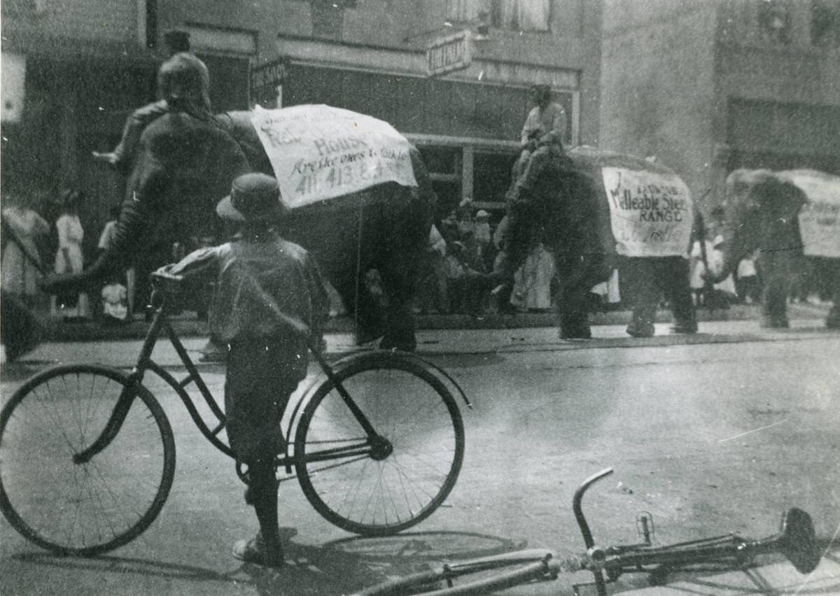 Olympia, circus parade, 1905