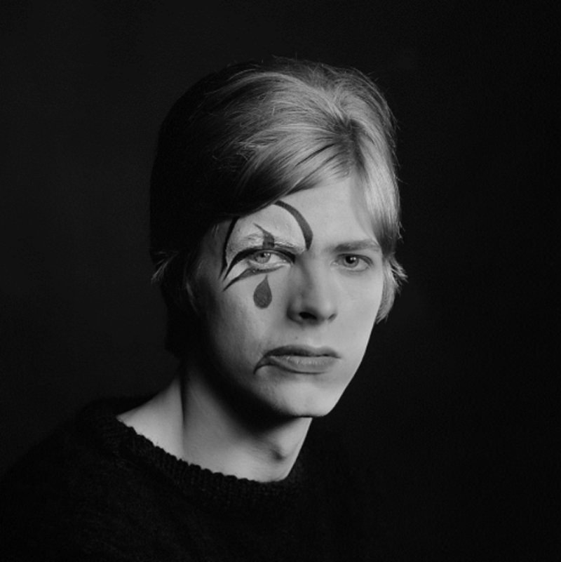 Fabulous Portraits of 20-Year-Old David Bowie in Mime-Like Poses, 1967