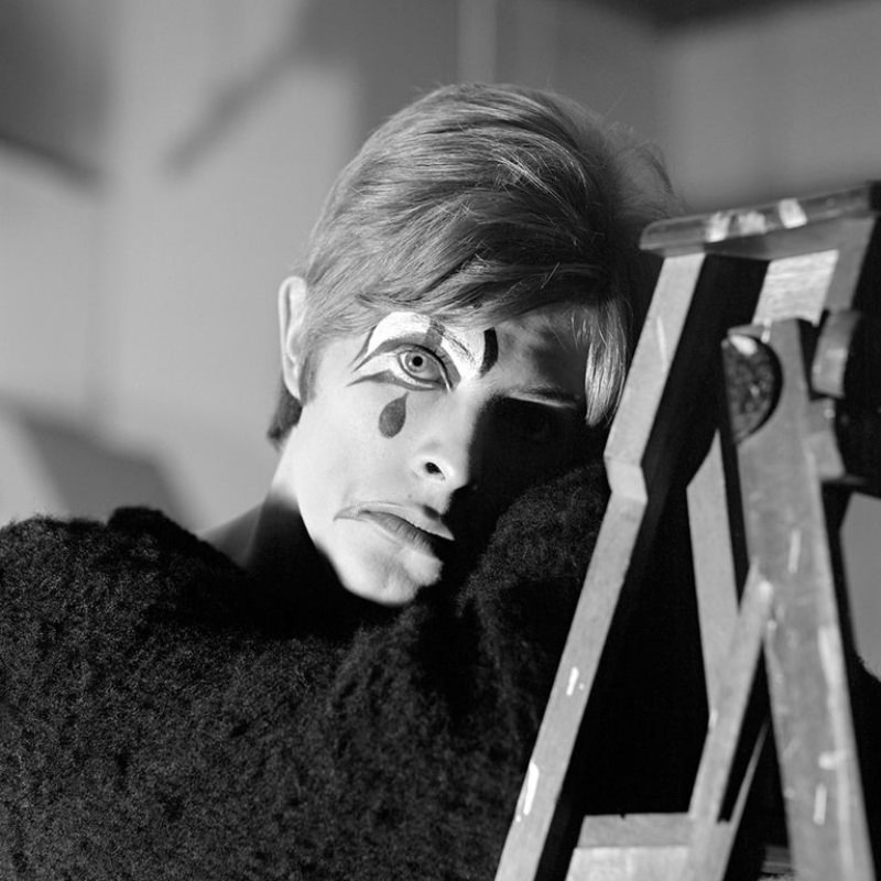 Fabulous Portraits of 20-Year-Old David Bowie in Mime-Like Poses, 1967