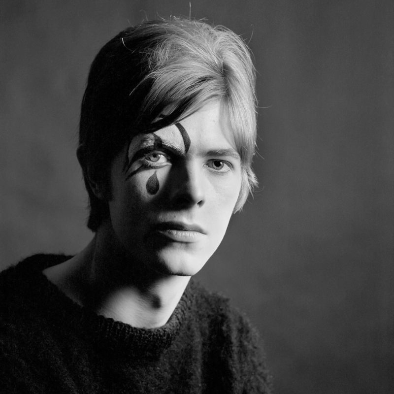 Fabulous Portraits of 20-Year-Old David Bowie in Mime-Like Poses, 1967