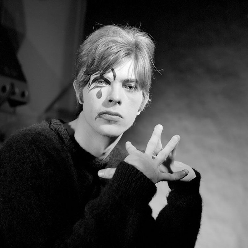 Fabulous Portraits of 20-Year-Old David Bowie in Mime-Like Poses, 1967