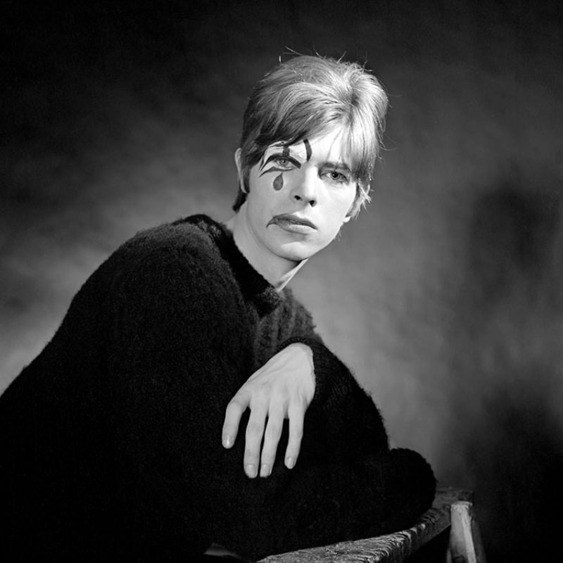 Fabulous Portraits of 20-Year-Old David Bowie in Mime-Like Poses, 1967