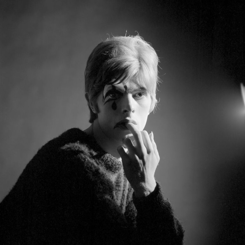 Fabulous Portraits of 20-Year-Old David Bowie in Mime-Like Poses, 1967