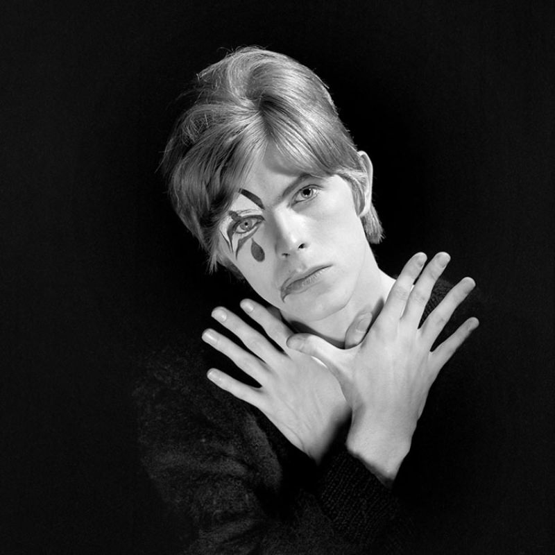 Fabulous Portraits of 20-Year-Old David Bowie in Mime-Like Poses, 1967