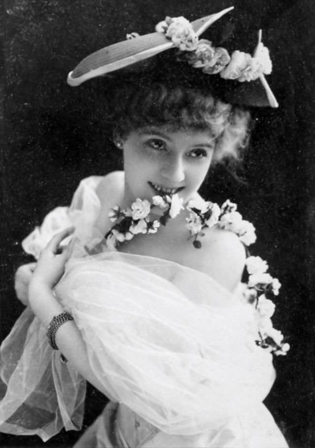 Amélie Diéterle: Life Story and Fabulous Photos of famous French actresses of the Belle Époque