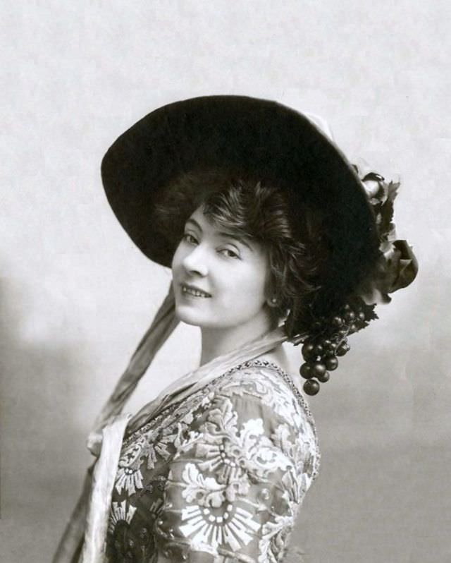 Amélie Diéterle: Life Story and Fabulous Photos of famous French actresses of the Belle Époque