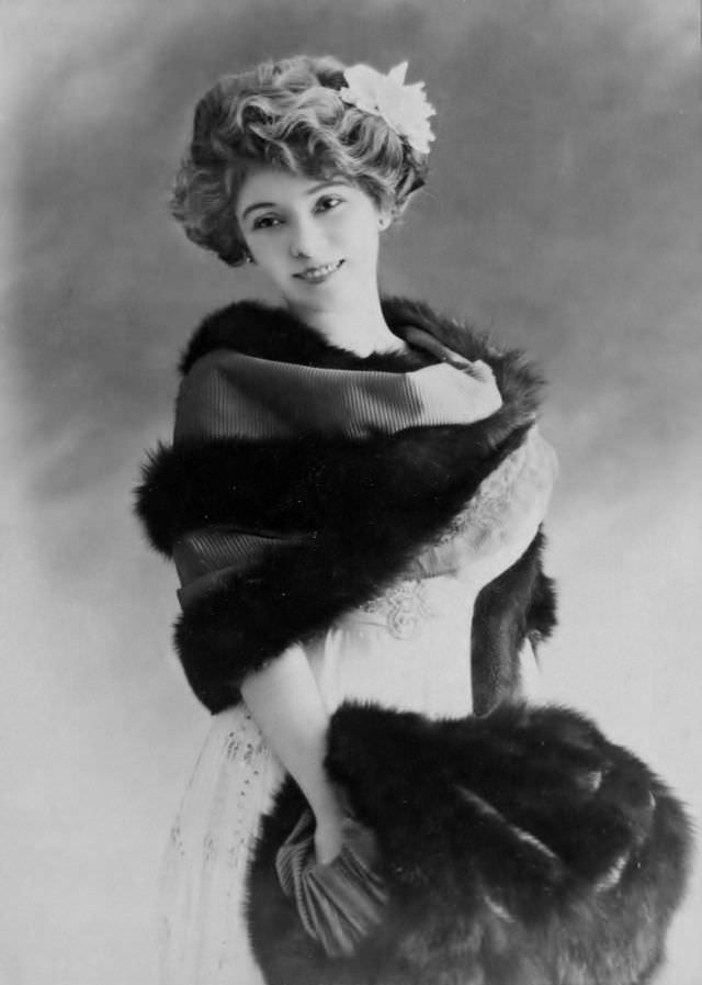 Amélie Diéterle: Life Story and Fabulous Photos of famous French actresses of the Belle Époque