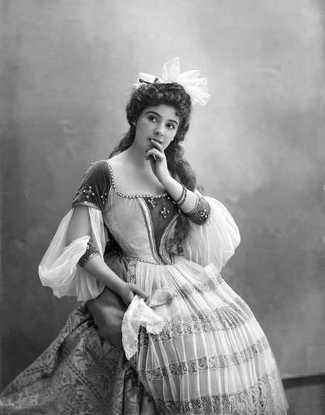 Amélie Diéterle: Life Story and Fabulous Photos of famous French actresses of the Belle Époque