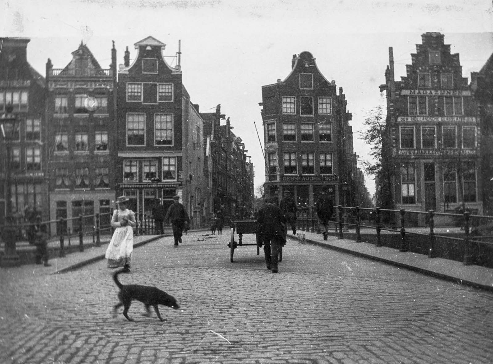 Geldersekade and Geldersche quay.