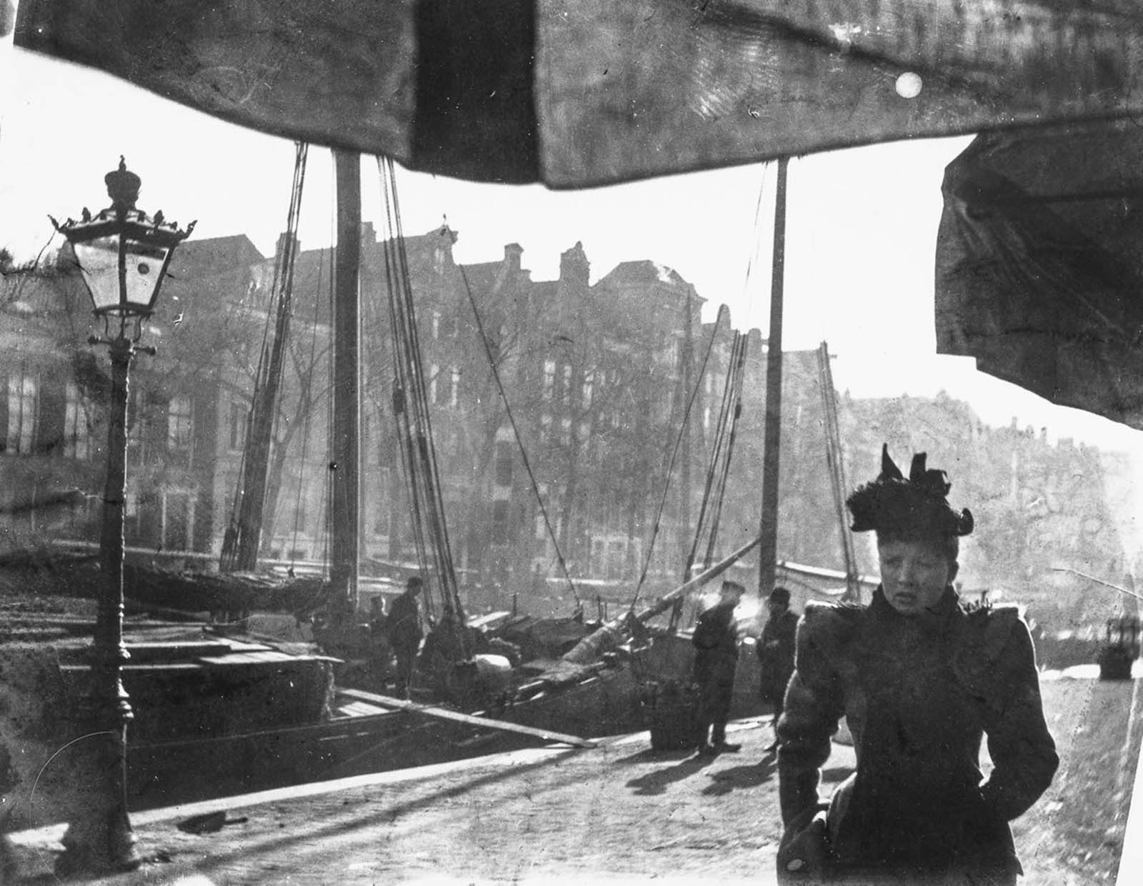 Portrait of a woman walking over the Prinsengracht.