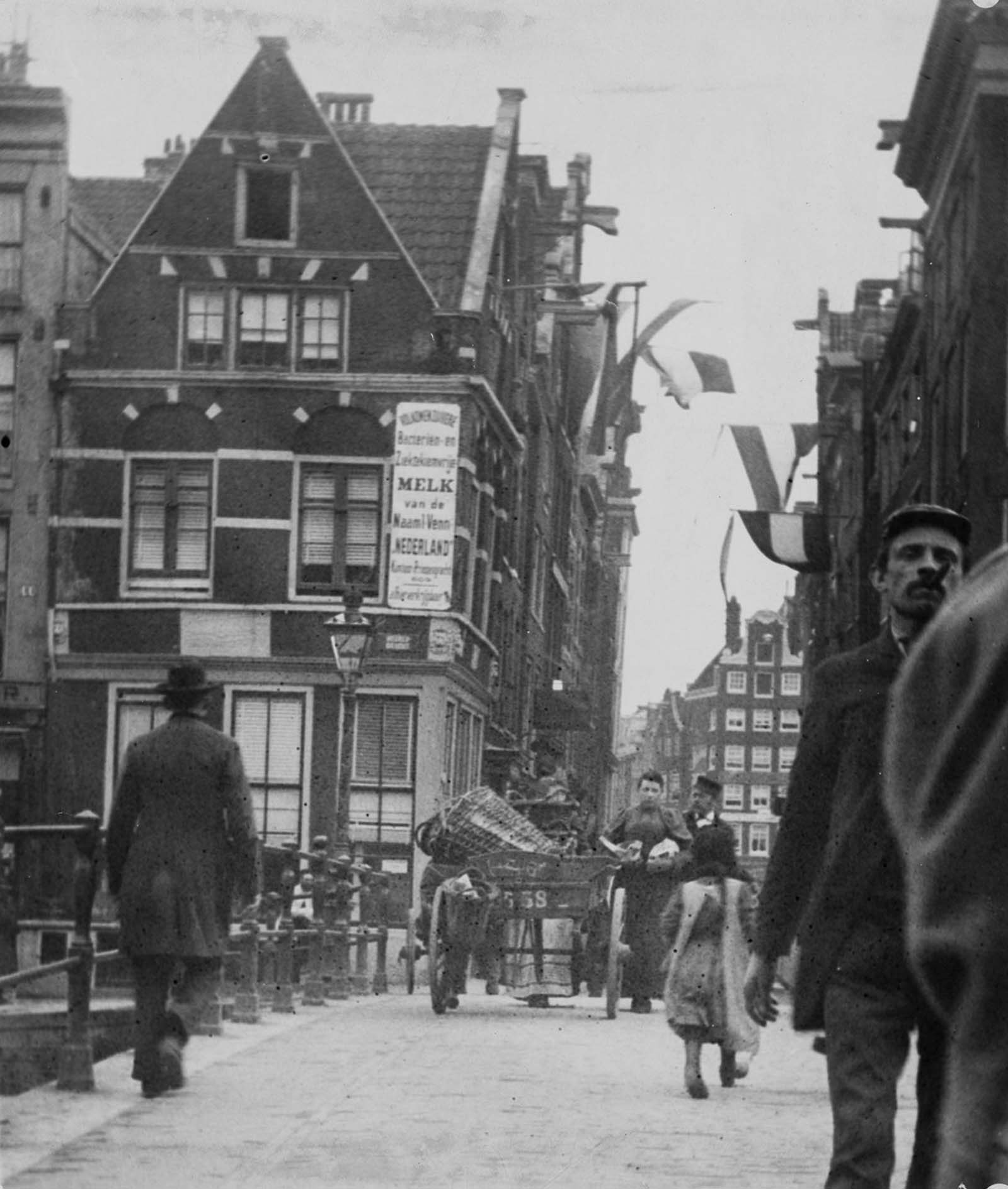 View of Gasthuismolensteeg on the corner of the Herengracht.