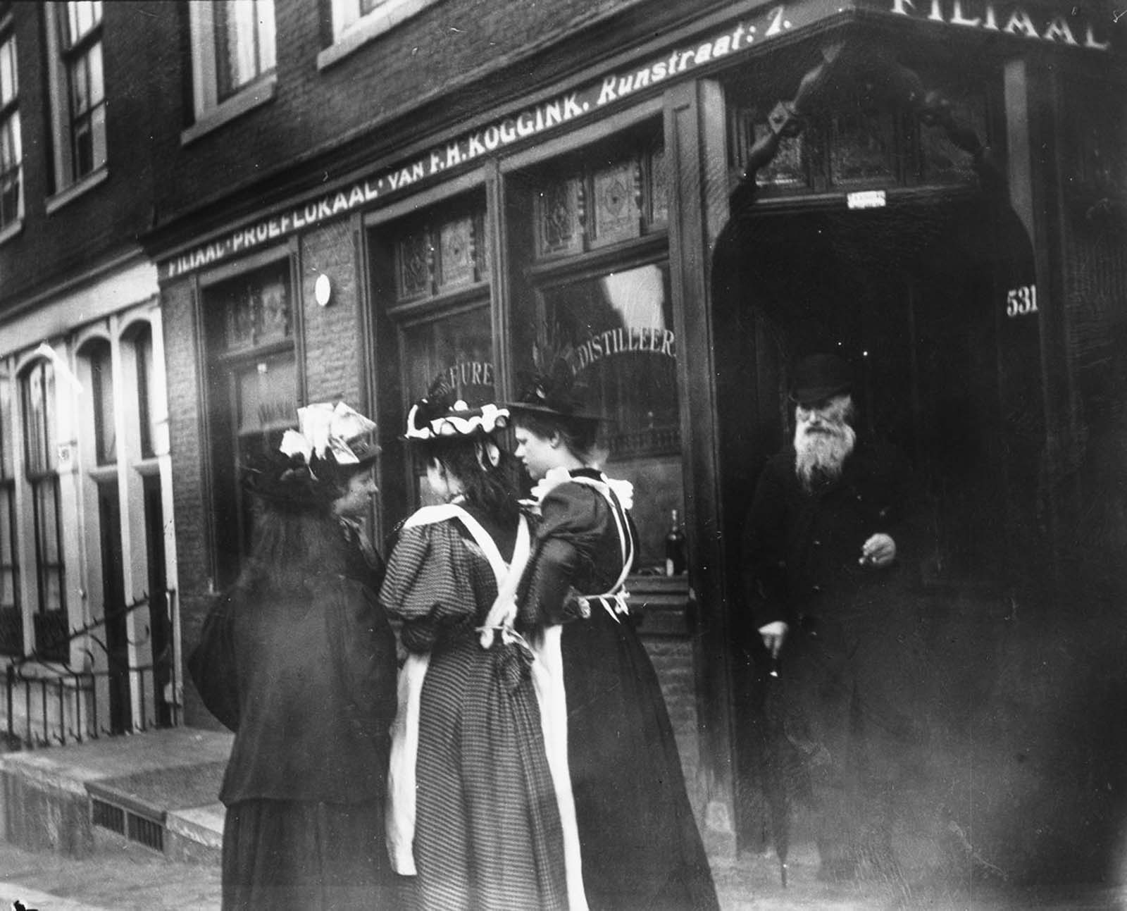 Four young women on the street in the Runstraat.