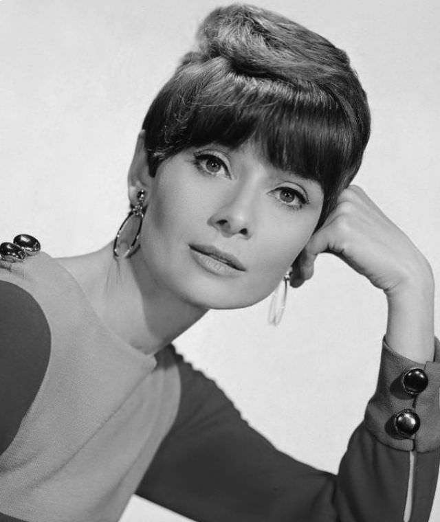 Fabulous Photos of Audrey Hepburn During the filming of 'Wait Until Dark (1967)'