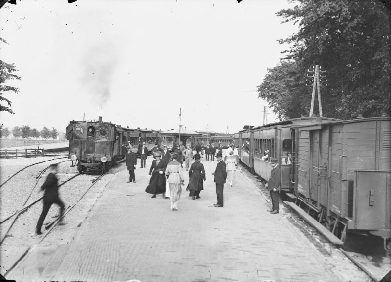 Two steam trams at Bergen station, seen from the platform to the east. The locomotive is reversing towards the sea, 1914