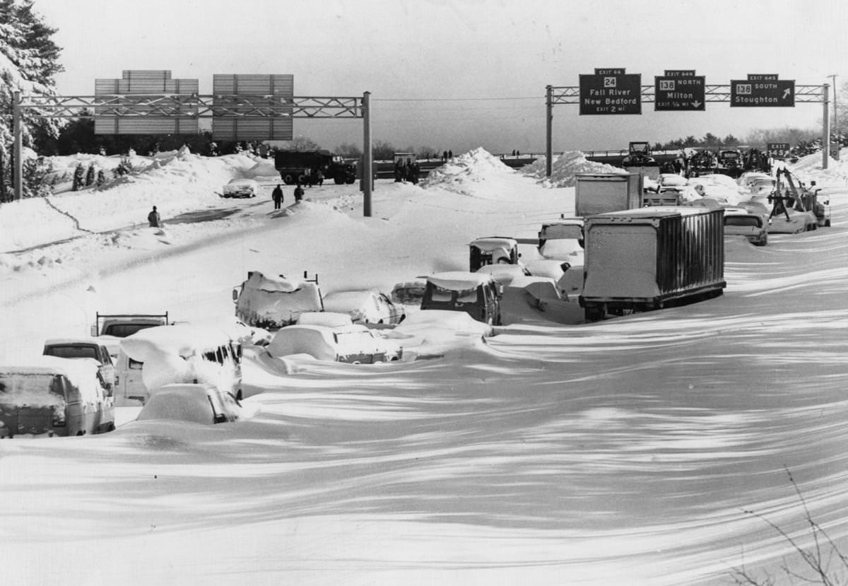 Vehicles were snowbound on Route 128 South in the aftermath of the massive blizzard on Feb. 8, 1978.