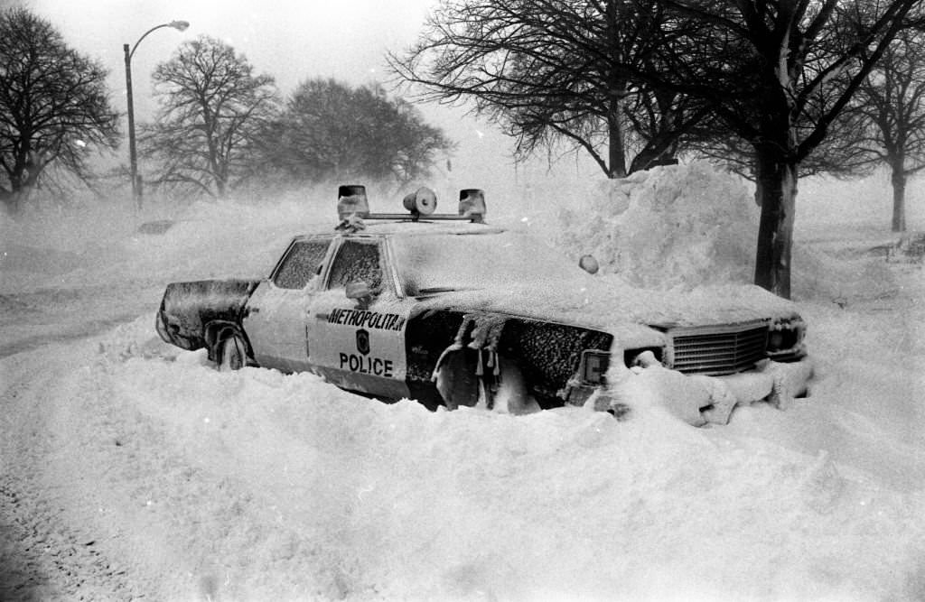 A Metropolitan Police District car is stuck in the snow in Columbia Circle in Boston on Feb. 7, 1978.