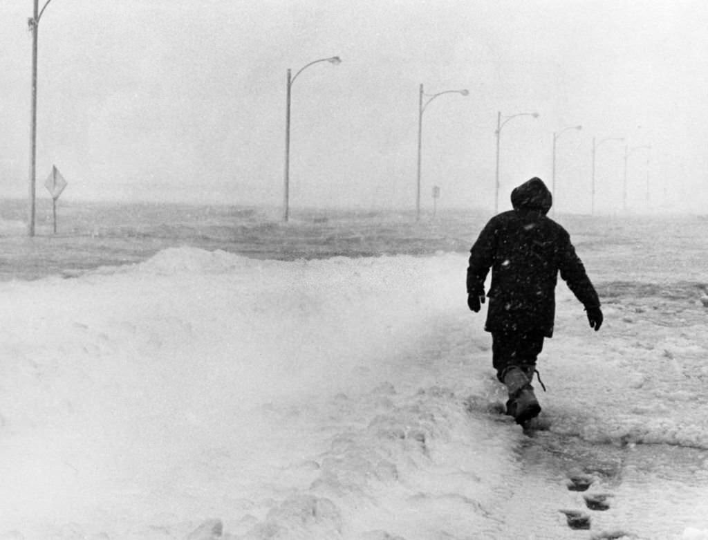 Park District Superintendent Edward J. DeSantis walks down Morrissey Boulevard in Boston on Feb. 7, 1978.