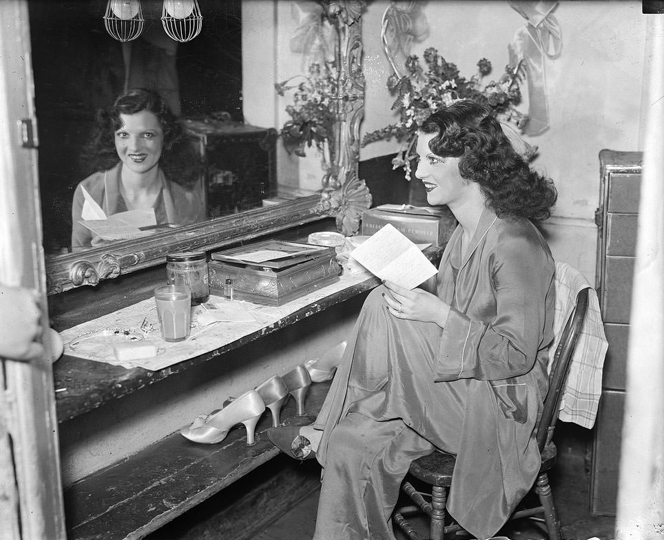 The Backstage Life of Boston Showgirls in the 1940s Through these Fabulous Photos