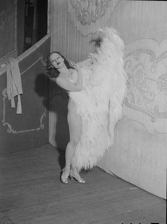 The Backstage Life of Boston Showgirls in the 1940s Through these Fabulous Photos