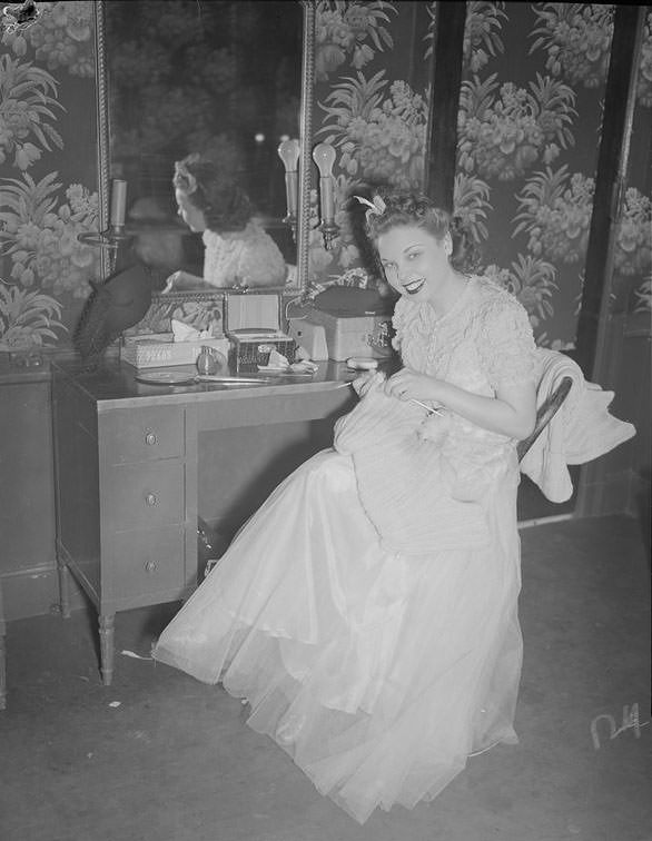 The Backstage Life of Boston Showgirls in the 1940s Through these Fabulous Photos