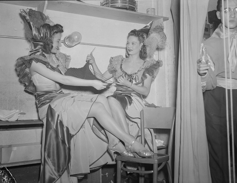 The Backstage Life of Boston Showgirls in the 1940s Through these Fabulous Photos