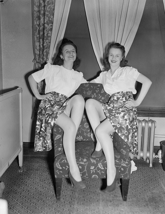 The Backstage Life of Boston Showgirls in the 1940s Through these Fabulous Photos