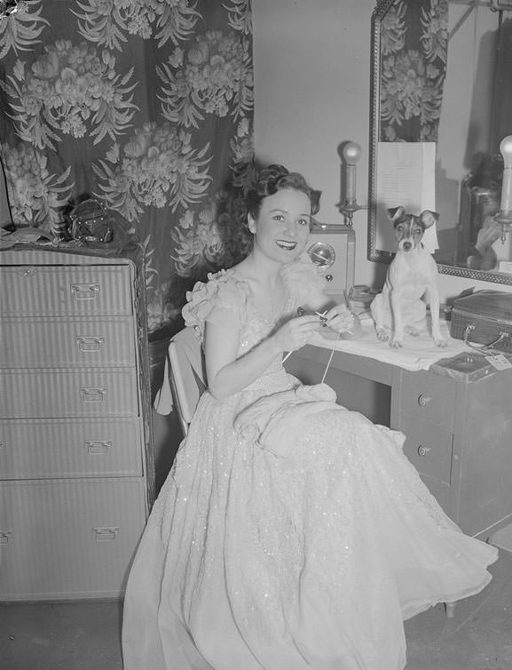 The Backstage Life of Boston Showgirls in the 1940s Through these Fabulous Photos