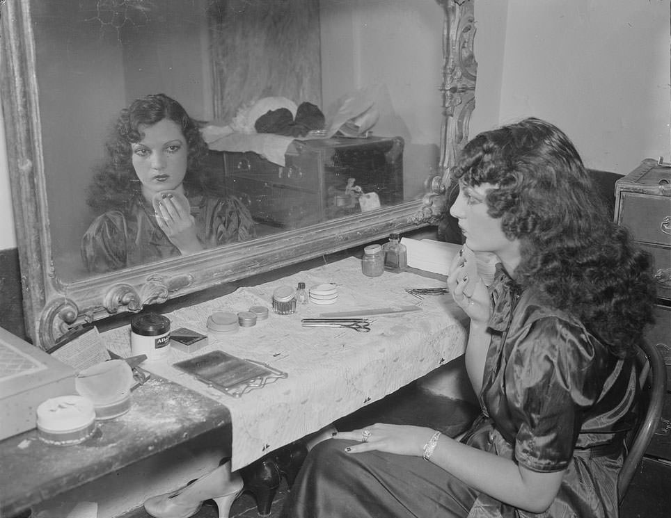 The Backstage Life of Boston Showgirls in the 1940s Through these Fabulous Photos