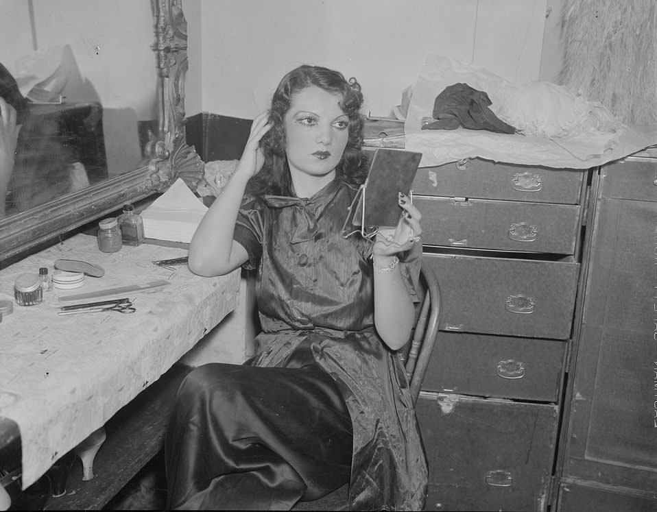 The Backstage Life of Boston Showgirls in the 1940s Through these Fabulous Photos