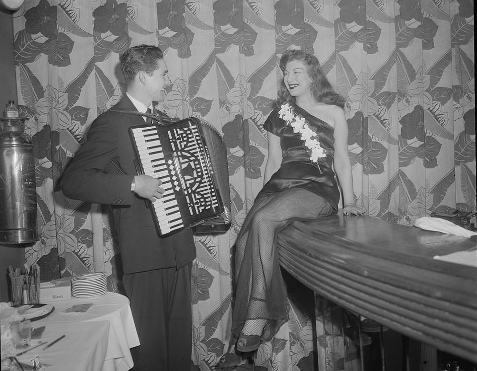 The Backstage Life of Boston Showgirls in the 1940s Through these Fabulous Photos