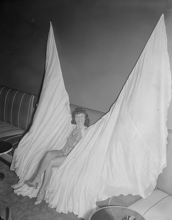 The Backstage Life of Boston Showgirls in the 1940s Through these Fabulous Photos