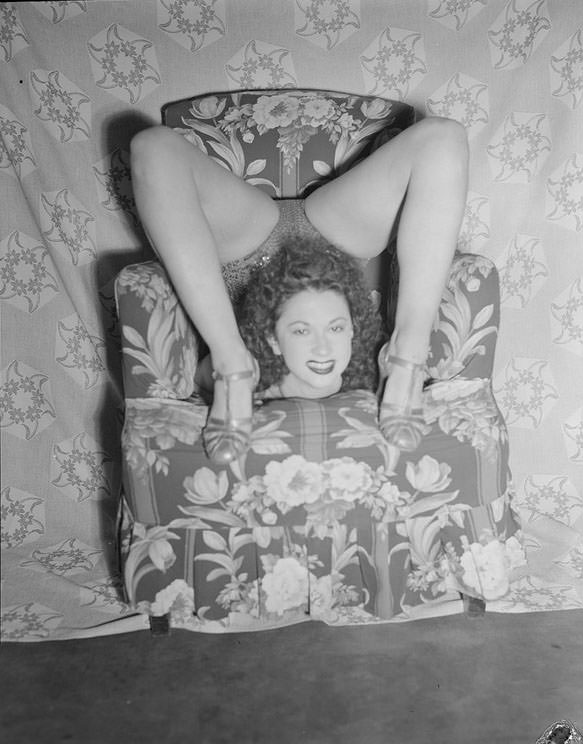 The Backstage Life of Boston Showgirls in the 1940s Through these Fabulous Photos