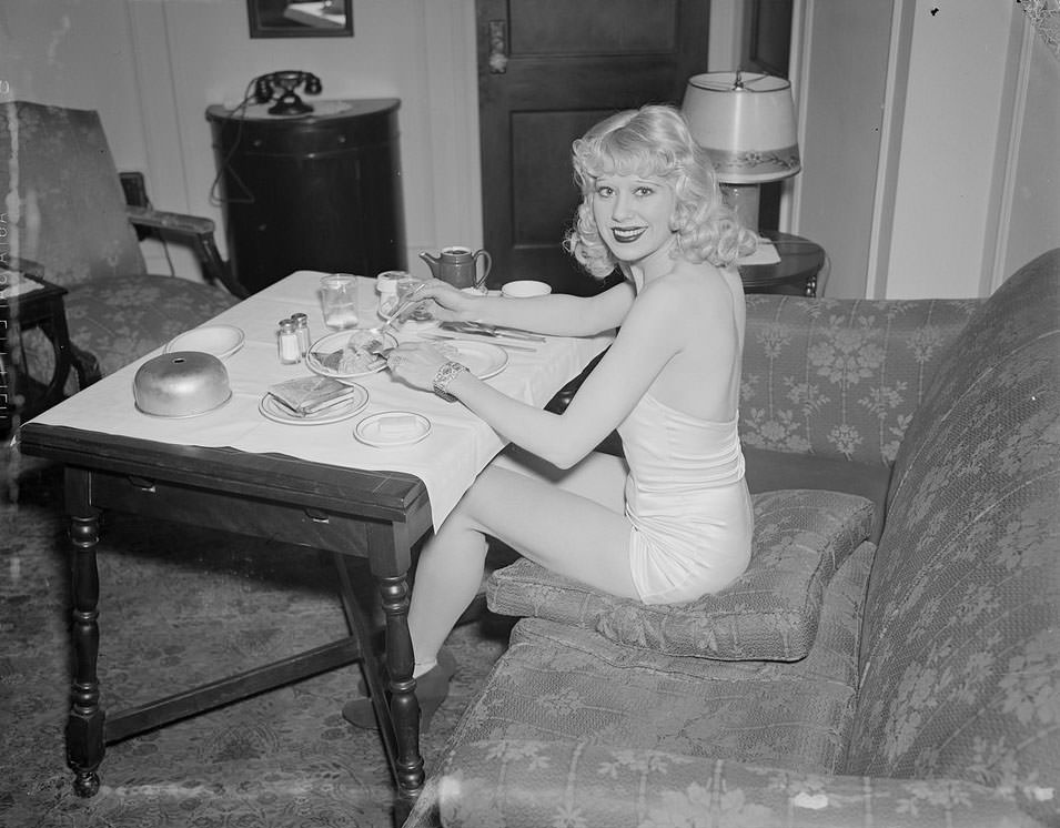 The Backstage Life of Boston Showgirls in the 1940s Through these Fabulous Photos