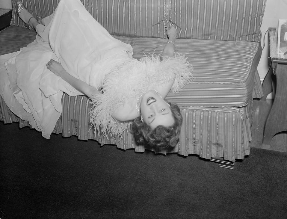 The Backstage Life of Boston Showgirls in the 1940s Through these Fabulous Photos