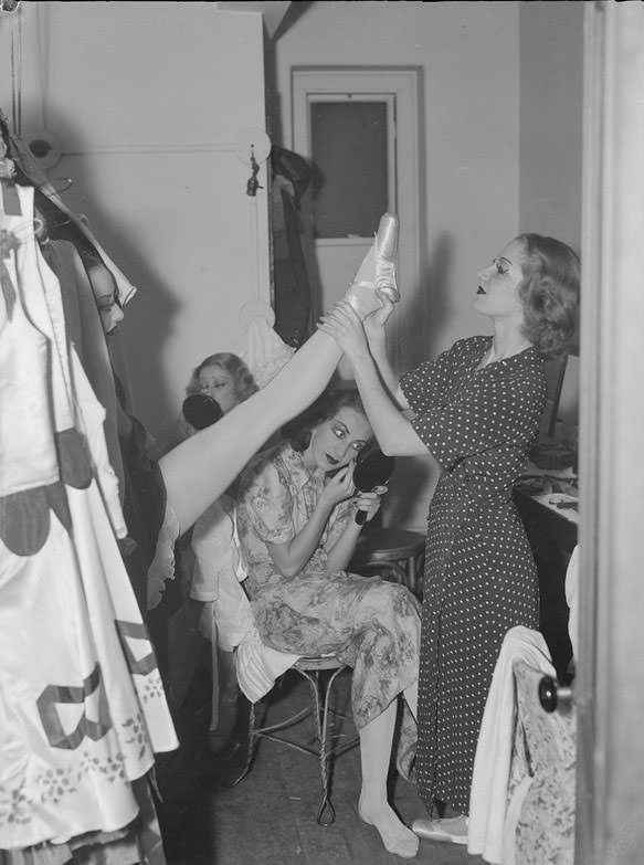 The Backstage Life of Boston Showgirls in the 1940s Through these Fabulous Photos